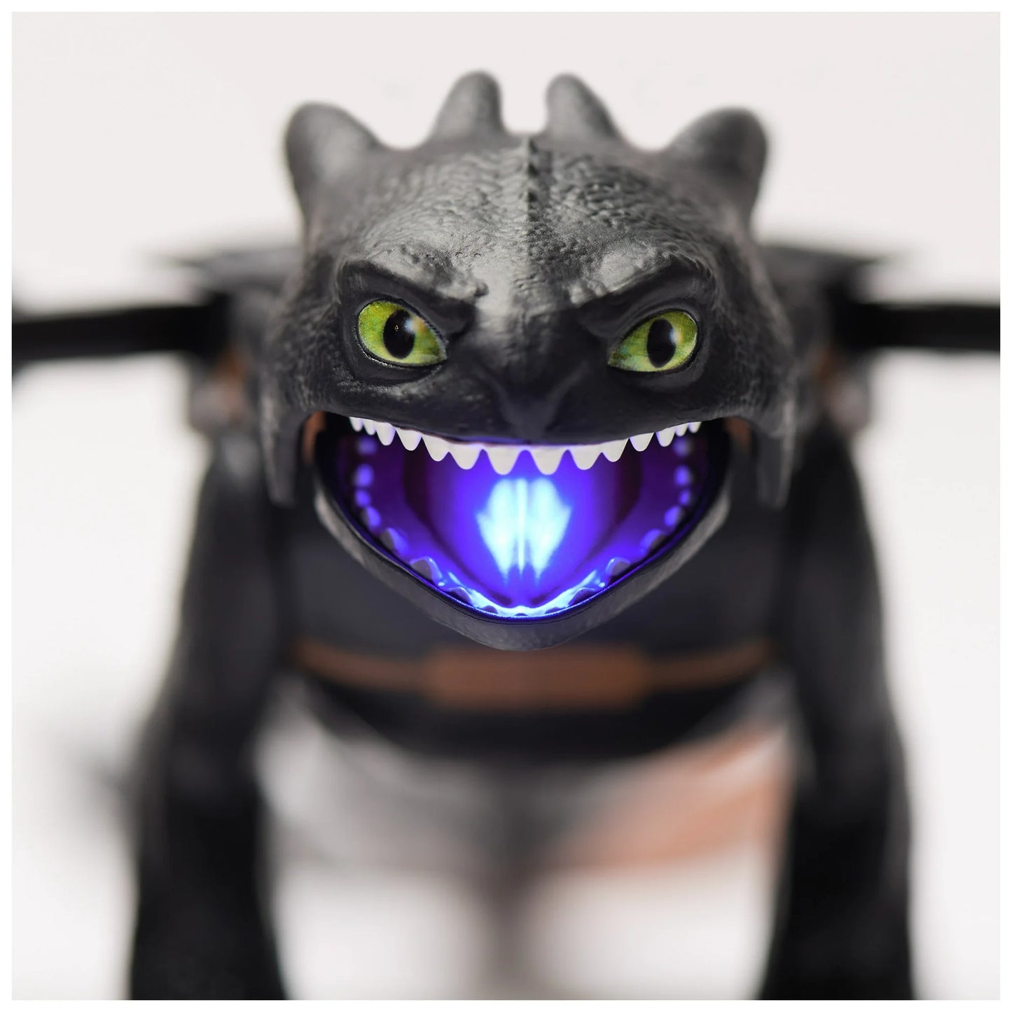 DreamWorks Dragons Ultimate Plasma Blast Toothless Figure with 15-Inch Wingspan